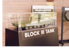 Стоит добавить, что несмотря на то, что "поздно спохватились" американцы дело довели почти до конца. Был создан и испытан танк с необитаемой башней, была создана и испытана платформа с расположением экипажа в едином отсеке, в капсуле. Кроме того была разработана концепция использования платформы для создания целого семейства машин на ее базе. Собственно то, чем сейчас является "Армата". 

Что интересно, от компоновки "экипаж в капсуле" американцы отказали из-за неудобства работы для экипажа, вынужденного уменьшения бортового бронирования при сохранении приемлемой ширина танка, а главное из-за опасности уничтожения всего экипажа разом. 

У нас к сожалению дело дальше макетов не пошло, лишь сейчас "Армата" основные идеи воплотила. Через двадцать лет после американцев )) Но тем не менее это скорее недостатки управленцев, отказавшихся от перспективных разработок, а вот наши конструкторы были "впереди планеты всей", жаль, что их идеи не воплотились тогда.