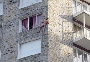 Ну, чтобы спрятаться, балкон вообще не нужен. При известной ловкости, конечно. А что так тебя волнует эта тема? Замужние женщины нравятся?