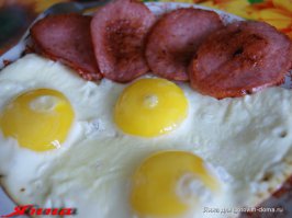 яичница с докторской колбасой