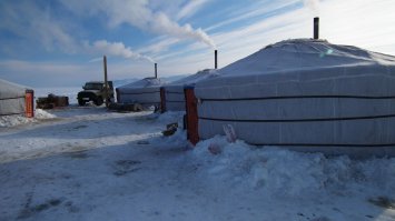 Еще можно было Святой нос захватить и выдать за евро или тибетские горы, коль по дацанам прошлись. Оно всё у нас здесь рядом. На ноуте тока такие, зима 2011: СН и Чивыркуй с юртами на льду Байкала=)