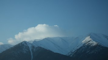 Еще можно было Святой нос захватить и выдать за евро или тибетские горы, коль по дацанам прошлись. Оно всё у нас здесь рядом. На ноуте тока такие, зима 2011: СН и Чивыркуй с юртами на льду Байкала=)