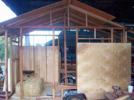 Про окошки чувак просто забыл? И вообще сделал двойную работу. В начале фанерой, (и на хрена нужна эта формовка фанеры)потом ещё раз обшил металлом. Вполне хватило бы положить утеплитель (изоляция), затем алюминиевый лист. Он бы ещё защиту от радиации сделал обшив свинцом. Уж лучше такой: фото и ссылка