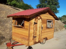 Про окошки чувак просто забыл? И вообще сделал двойную работу. В начале фанерой, (и на хрена нужна эта формовка фанеры)потом ещё раз обшил металлом. Вполне хватило бы положить утеплитель (изоляция), затем алюминиевый лист. Он бы ещё защиту от радиации сделал обшив свинцом. Уж лучше такой: фото и ссылка