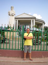 Памятник Пьеру Саворньяну - основателю города Браззавиль. Там реально прикольно.Работал в Конго 2 месяца