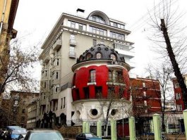 Дом-яйцо — здание-достопримечательность в Москве. Отличается необычной яйцевидной формой. Считается одним из наиболее ярких воплощений «лужковского стиля» московской архитектуры.

Общая площадь составляет 400 м²

В здании есть подземный гараж, из которого есть вход на первый этаж и в лифт. В доме пять комнат. На первом этаже находится прихожая, холл и сауна. На втором — кухня со столовой, комната для прислуги и санузел. На третьем — жилая комната. На четвёртом — комната купольной формы.