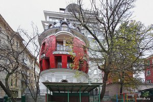 Дом-яйцо — здание-достопримечательность в Москве. Отличается необычной яйцевидной формой. Считается одним из наиболее ярких воплощений «лужковского стиля» московской архитектуры.

Общая площадь составляет 400 м²

В здании есть подземный гараж, из которого есть вход на первый этаж и в лифт. В доме пять комнат. На первом этаже находится прихожая, холл и сауна. На втором — кухня со столовой, комната для прислуги и санузел. На третьем — жилая комната. На четвёртом — комната купольной формы.