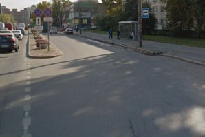 Полоса для остановки общественного транспорта и парковки. Отделена от дороги конструктивно и разметкой 1.7. Заезжаем и выезжаем по правилу перестроение с полосы на полосу.
59.884143, 30.467451