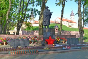 Молодцы. Да, пусть новодел, но лучше замок будет выглядеть так, чем живописными руинами. Кстати, рядом с замком замечательный парк и мемориал советским воинам.