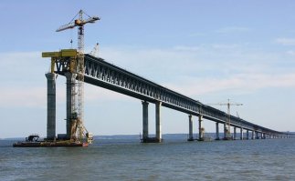 Турецкий сухогруз «Лира», который врезался в рабочий мост через Керченский пролив, уничтожил одну опору и, возможно, повредил другую. Кроме того, уничтожены две маячные сваи, а опоры № 79 и № 81 имеют смещения, заявили в Управлении федеральных автомобильных дорог «Тамань», передает FlashCrimea.
Агентство уточняет, что инцидент имел место еще 19 марта, но известно прессе о нем стало только сейчас. «Сухогруз навалился на опору рабочего моста № 2, который строится между островом Тузла и фарватером», — говорят в Управлении, обращая внимание на то, что повреждённый мост является вспомогательным сооружением для доставки грузов при строительстве основного мостового перехода через Керченский пролив.
