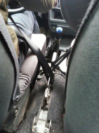 А что, при ДТП сразу на ручник поставится и не укатится.