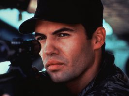 Узнал чувака с последней фотки. Билли Зейн из фильма "Снайпер". Всё ещё не вышел из образа