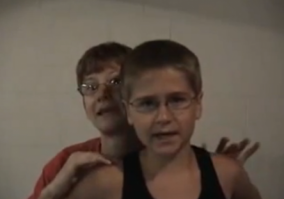 Чувак напоминает вот этого кадра: