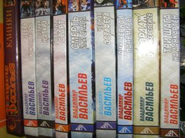 Попробуйте Владимира Васильева, он с Лукьяненко "Дозоры" писал, отлично пишет, жаль мало...Не пожалеете