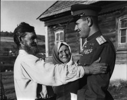 Кстати, эта фотография, на которой отец и мать Скоморохова встречают прибывшего в гости сына, стала основой выпущенного к 60-летию Победы плаката.
