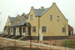 Классная тема. Многим, думаю, актуально.
Вот еще пример схожей темы, только дают не квартиры, а таунхаусы для сотрудников. Там, кстати, активно программистов набирают ))