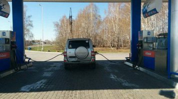 В два горла жрёт!