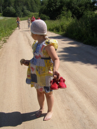Когда моей дочуське было примерно 4-5 лет, мы гуляли по деревне и я увидели не далеко от   дороги борщевик. Решила провести воспитательную работу об этом опасном растении. Рассказала, что от него можно сильно обжечься, что трогать его нельзя. Пройденный материал решила закрепить на примере. 
- Вот если коровка будет в поле пастись где растет это вредное и опасное растение, то она обожжет себе вымя (ребенок в курсе где это у коровы, все же у бабушки в деревне все лето проводила), и не будет у коровки больше молока. И коровке будет боооольно.
Моя дочь идет молча. Думаю, ну размышляет, запоминает, я довольна. 
Дочка отвечает:
- Жалко коровку
Ну думаю, какая у меня добрая хорошая девочка, жалеет всех. Я прям умилилась. 
а дочка дальше продолжает рассуждать...
-  Ну ничего, зато говядина будет))


(фото с той самой прогулки)