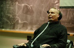 Очень жаль, что он неудачно рухнул с лошади в 1995-м. После этого был практически полностью парализованным. Умер в 2004 от сердечного приступа.
Я в 80-х в видеосалонах по рублю всех Суперменов раз по десять пересмотрел.