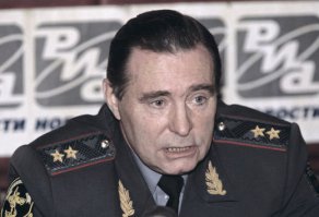 Славная карьера убийцы Кинга. Слава льва передалась ему вся без остатка. Тот стрелявший простой милиционер - это Александр Гуров, генерал и депутат Госдумы.