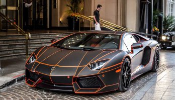 Черный Lamborghini Aventador в стиле Трон