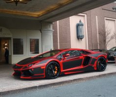 Черный Lamborghini Aventador в стиле Трон