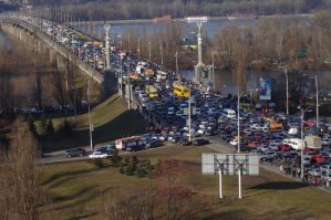 А водители до последнего пытались слушаться жестов регулировщика!