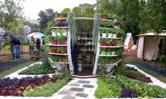 Вот еще классная идея для дачи - сад на 25 кв. м. Конечно, чуть посложнее будет, чем горшок покрасить :)
Фотка с Moscow Flower Show 2015, имя дизайнера забыла, увы.