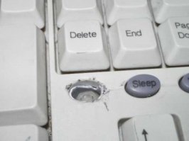 Не умение пользовть 10-ти пальцевый метод меня не особо парит, хотя хотелось бы. А вот что реально напрягает, так это высеры всяких дизайнеров в части изменения расположения управляющих клавиш. Таких как: PgUp, PgDn, Insert, Home, Del, Pause и т.д. 
Для ноутбучных клавиатур это необходимое зло, понимаю. Но для полноразмерных десктоповых нафига такие извращения. Хотя производители буков могли бы тоже договориться о какнить стандарте.
В связи со спецификой работы очень часто использую такие кнопки. При переходе на постоянную работу с ноута скорость работы с этими кнопками резко упала. Так и не наловчился. Да и с каждым новым буком приходится вновь привыкать к его "оригинальной" раскладке.

Отдельный чан с маслом в аду приготовлен таким конструкторам кейборды, которые на месте какой нить из этих кнопок ставят "Sleep" "Power". Рефлекторно клацаешь кнопку Insert и твой комп выключается...