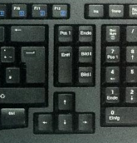 Не умение пользовть 10-ти пальцевый метод меня не особо парит, хотя хотелось бы. А вот что реально напрягает, так это высеры всяких дизайнеров в части изменения расположения управляющих клавиш. Таких как: PgUp, PgDn, Insert, Home, Del, Pause и т.д. 
Для ноутбучных клавиатур это необходимое зло, понимаю. Но для полноразмерных десктоповых нафига такие извращения. Хотя производители буков могли бы тоже договориться о какнить стандарте.
В связи со спецификой работы очень часто использую такие кнопки. При переходе на постоянную работу с ноута скорость работы с этими кнопками резко упала. Так и не наловчился. Да и с каждым новым буком приходится вновь привыкать к его "оригинальной" раскладке.

Отдельный чан с маслом в аду приготовлен таким конструкторам кейборды, которые на месте какой нить из этих кнопок ставят "Sleep" "Power". Рефлекторно клацаешь кнопку Insert и твой комп выключается...