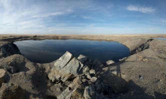 Атом-Куль
Местные жители говорят, что в водах Атом-Куля  водятся жуткие создания. Водя на водопой отары овец, чабаны выбирают отмели и никогда не гоняют животных к озеру в темное время суток. Даже собаки перед тем как напиться внимательно смотрят на водную гладь, словно знают, что их поджидает опасность. На этом водоеме никогда не останавливаются на ночевку перелетные птицы, ограничиваясь лишь получасовым отдыхом на воде Чагана.