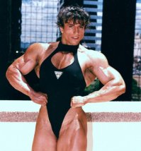 Бигендерная модель покоряет мир моды, рекламируя мужскую и женскую одежду