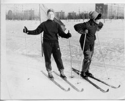 моя мама 64 год. Лыжные электрички и сейчас ходят, щас попробую пост замутить