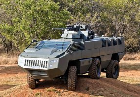 Зря хихикаете. ЮАРовцы имеют колоссальный опыт производства бронетехники под местные реалии, и зря ничего не делают. Можете сравнить с образцами их техники на фото.
В виду того что война у ни там была минная, они первыми стали делать высокозащищенные от подрыва машины. Они же первыми начали выпускать артиллерийские системы на колесном шасси. И вот эта несуразная машинка обеспечивает выживание водителя и экипажа при наезде на противотанковую мину. А вот наш БТР-82 - не обеспечивает, думаете зря в Афгане стали все снаружи на броне ездить? Да потому что при подрыве все кто были внутри корпуса  превращались в кашу.