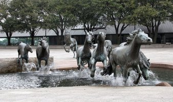 А еще мне очень нравится вот ыто фонтан, называется "Лошади"