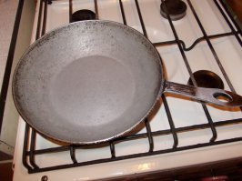 У нас в далёком прошлом была такая чугунная сковородка, и мне даже казалось что жаренная картошка приготовленная в ней, самая вкусная :)