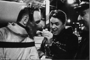 Любопытный факт. На съемках фильма "Планета обехьян" было замечено, что статисты, загримированные под шимпанзе, проводили паузы только в обществе других загримированных под шимпанзе артистов, а загримированные под горилл - только в обществе себе подобных.