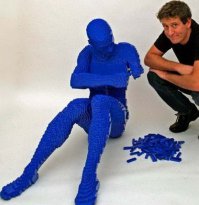  Любящий муж сделал для жены платье и сумочку из... деталей Лего!