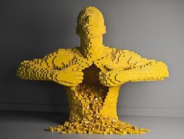  Любящий муж сделал для жены платье и сумочку из... деталей Лего!
