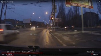 Если три секунды, чисто желтого сигнала светофора, это мало, для нормального, не экстренного торможения, то не стоит за руль садиться.
