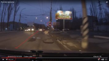 Если три секунды, чисто желтого сигнала светофора, это мало, для нормального, не экстренного торможения, то не стоит за руль садиться.