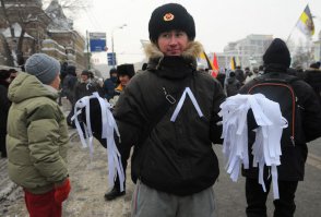 Россия 2012. Госдеп решил, что в России цветная революция должна иметь символ в виде белой ленточки.