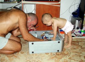 Точно такой же помошник подрастает ;) не успеешь глазом моргнуть как