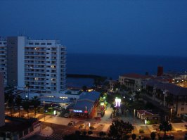 первая линия какая то не первая))))) и видок из окна только если сильно высунутся))))))  у меня например в апарте на первой линии вот такой вид))))) я туда летаю каждый апрель с 2011 года)) лучше места нет на земле)))) вот только 2014 год пропустил))))))