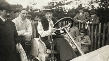 Mercedes Adrienne Ramona Manuela Jellinek - дочь австрийского предпринимателя Эмиля Еллинека, в честь которой названа автомобильная марка «Мерседес».