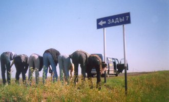 Зима бывает Белая, Чёрная и Средняя - речки в ИО.
У этого знака по дороге в Усть-Орду кто только не фоткался.