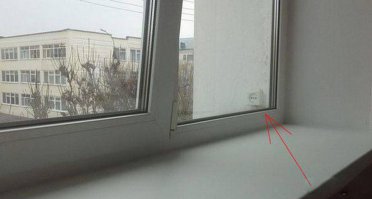 А тут что не так? 
Вариант первый: в некоторых городах с холодными зимами используют подогрев двигателя. Причем, подогрев подключается к сети 220. Многие сбрасывают удлиннитель через окно, к нему подключают подогрев. В таком случае окно уже не закрыть, а за окном -40. Выведи розетку за окно - и сможешь использовать удлиннитель и подогрев авто, не открывая окна.
Второй вариант: зарядка для ТЕСЛЫ или любого иного электрокара. Опять-таки - нет необходимости держать окно открытым при зарядке авто.
Но, в любом случае, розетку хорошо бы прикрыть на случай дождя.