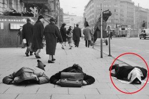 Он накрылся газеткой =)))) и видимо тихонечко ползет в сторону кладбища! Почему тихонечко? - чтобы не создавать панику))