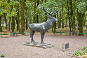 Скульптура Оленя — творение немецкого анималиста Рихарда Фризе, первоначально установленное в Роминстенской пуще, перемещённое после Великой Отечественной войны в смоленский сад Блонье.