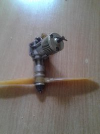 как и обещал, нашел.. правда нужен он кому не знаю, но для меня часть моего детства, да и места не занимает, а может малая и подрастет тряхну стариной, покажу дитю шо такое кордовый самолетик, даже самый простой. я думаю с эфиром сечас напряга нет, а схемку наити тоже не вопрос. а то попривыкали смарты и планшетики. а на то время эти моторчики тоже дефицитом были.

самолет не уцелел, в пике под 90 градусов в асфальт зашел. каким чудом мотрчик выжил не знаю