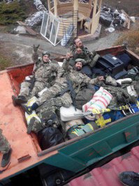 В 2000 году боевики из Чечни (не чеченские боевики, а интернациональные бандиты) вторглись в Дагестан. Их то и останавливал этот солдат, чтоб они не растеклись по мирной республике. 
  А потом уже и пошла обратка, только у регулярных войск за мародерство можно схлопотать вышку, а бандиты для этого и воюют.
  И я не думаю что федералы вывозили хабар грузовиками из зоны боевых действий, как это делает армия самой незалежной.